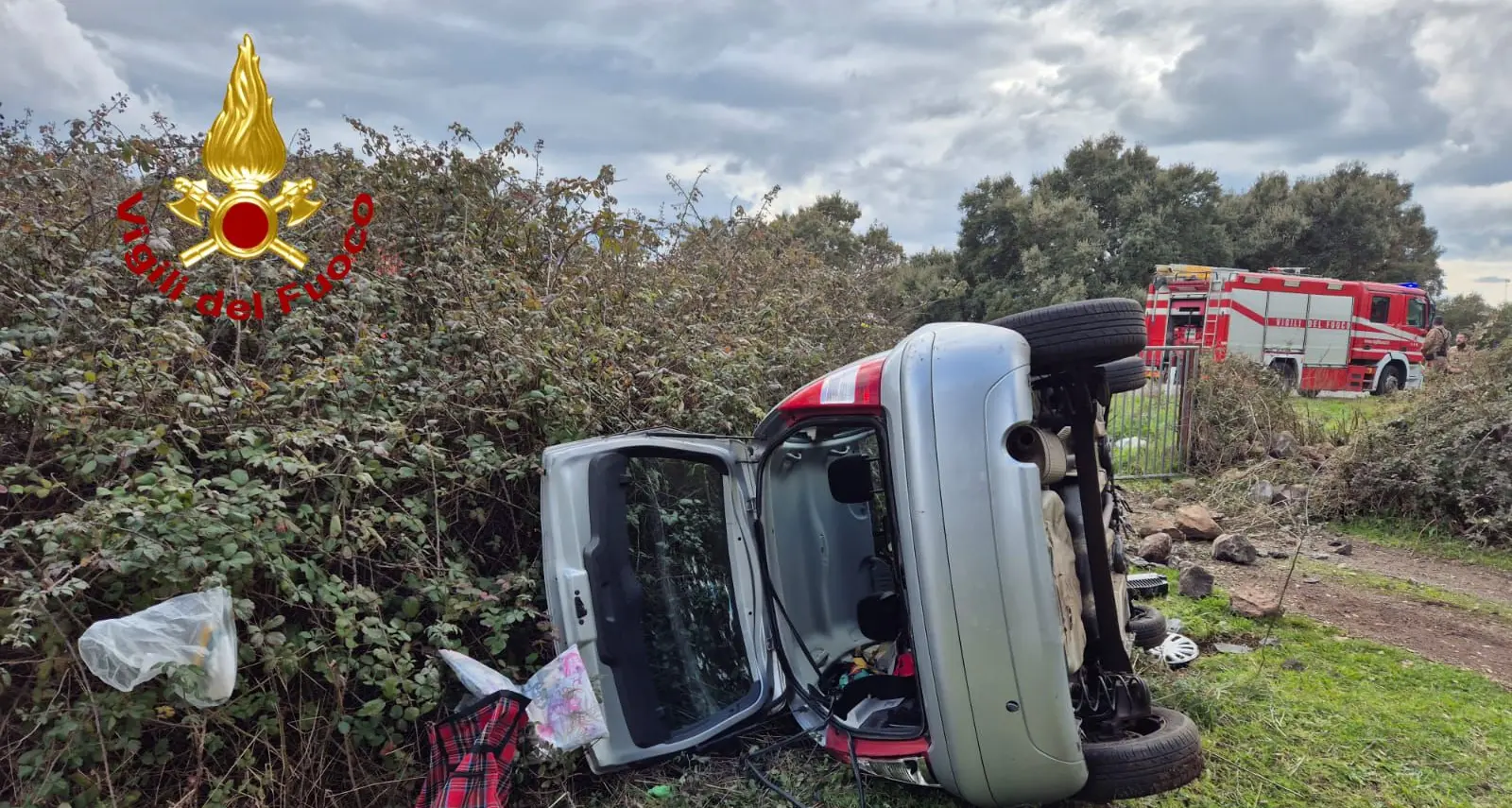 Sfonda un muretto con l’auto e si ribalta, donna ferita a Sindia