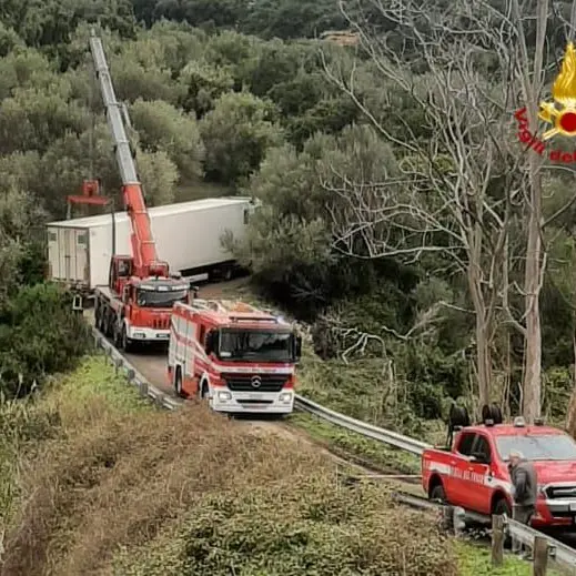 Camion in bilico a Macomer: intervento dei Vigili del fuoco