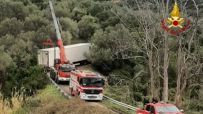 Camion in bilico a Macomer: intervento dei Vigili del fuoco