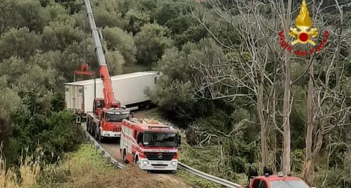 Camion in bilico a Macomer: intervento dei Vigili del fuoco