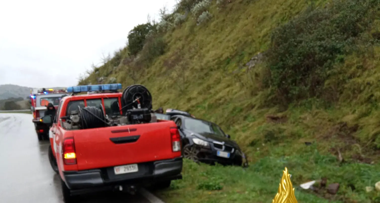 Incidente stradale a Oniferi: auto finisce in cunetta, conducente in ospedale