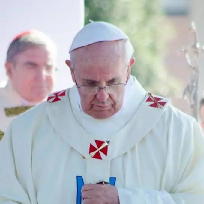 Papa Francesco interrompe l'omelia per problemi respiratori