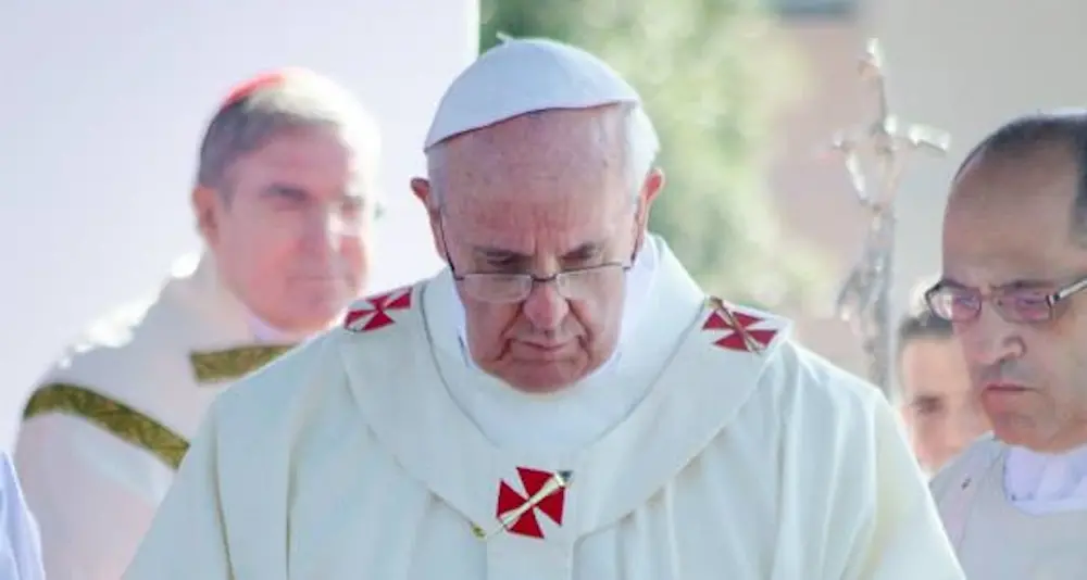 Papa Francesco interrompe l'omelia per problemi respiratori