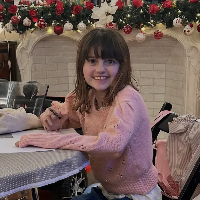 Addio a Elena, la ragazza di 19 anni nel corpo di una bambina: “Ora canterai con gli angeli”
