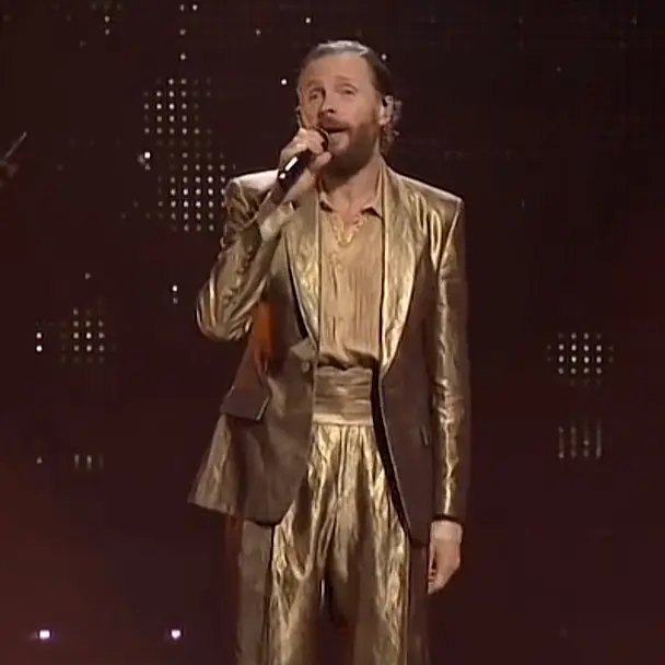 Sanremo 2025, Jovanotti travolge il palco con un'esibizione dorata