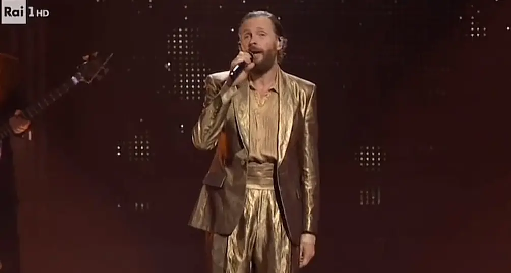 Sanremo 2025, Jovanotti travolge il palco con un'esibizione dorata