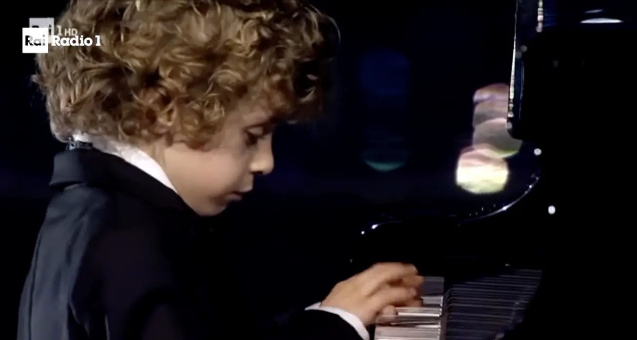 Alessandro Gervasi incanta Sanremo: il piccolo prodigio del pianoforte che ha stregato l’Ariston