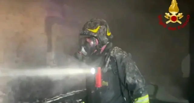 Paura a Cagliari per un incendio in una palazzina: inquilino dà l'allarme