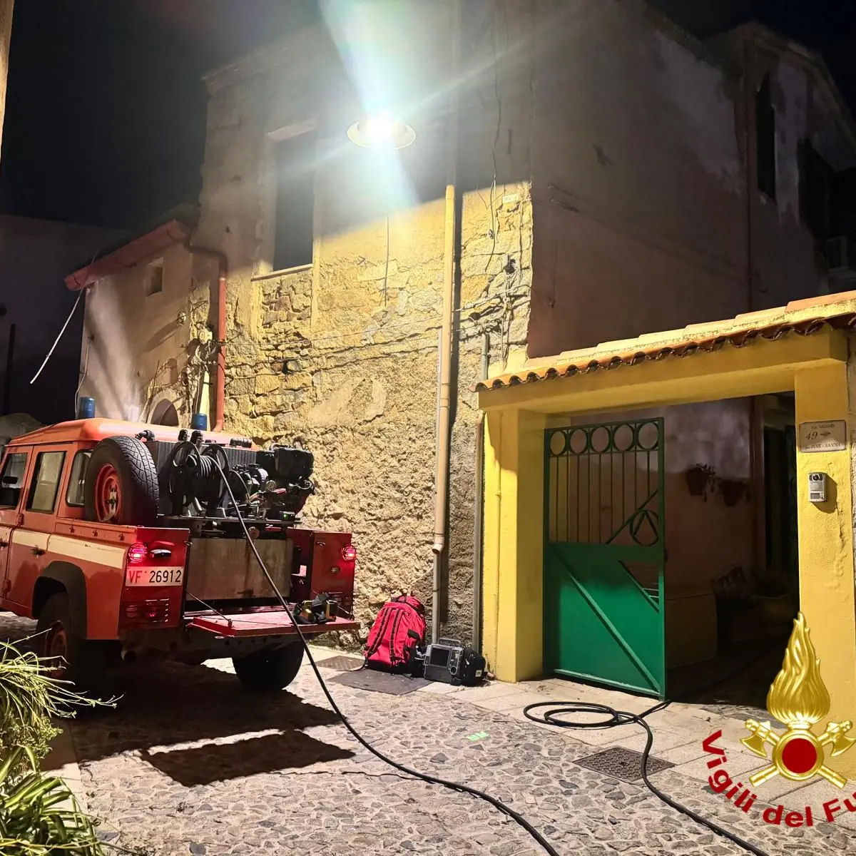 Incendio in un’abitazione a Nuoro: intervento tempestivo dei Vigili del Fuoco evita il peggio