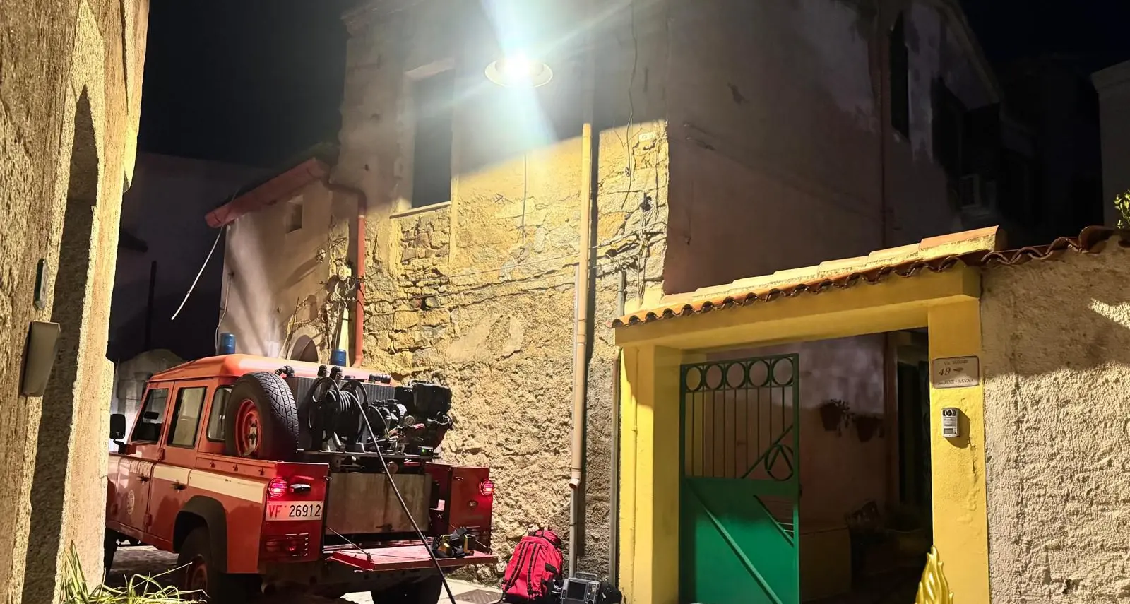 Incendio in un’abitazione a Nuoro: intervento tempestivo dei Vigili del Fuoco evita il peggio