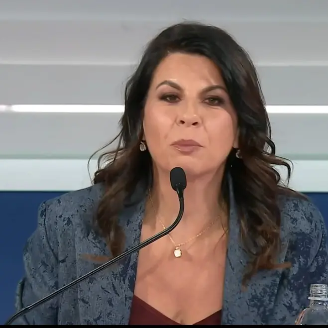 Geppi Cucciari a Sanremo: \"Un bacio a Meloni? Glielo mando con il braccio di Elodie\"
