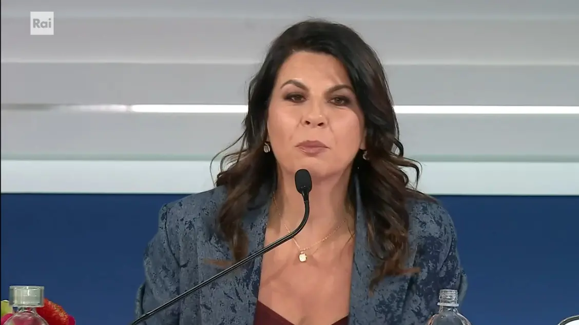Geppi Cucciari a Sanremo: \"Un bacio a Meloni? Glielo mando con il braccio di Elodie\"