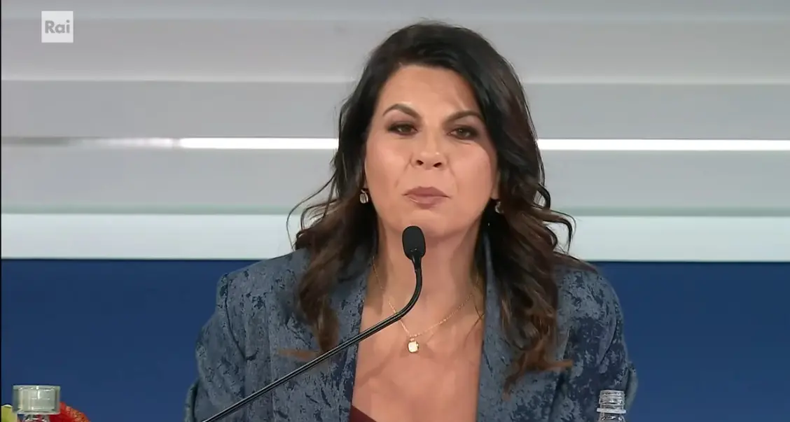 Geppi Cucciari a Sanremo: \"Un bacio a Meloni? Glielo mando con il braccio di Elodie\"
