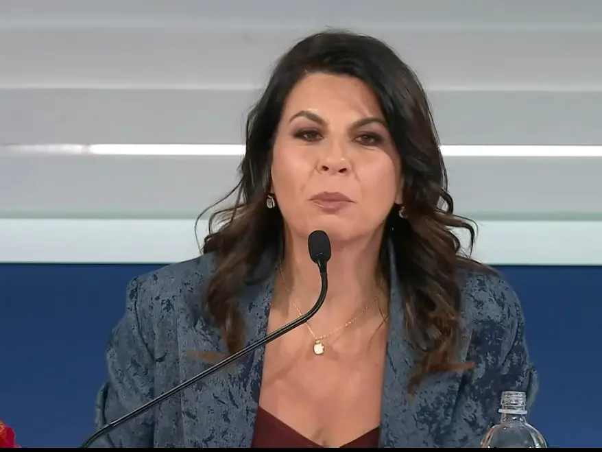 Geppi Cucciari a Sanremo: \"Un bacio a Meloni? Glielo mando con il braccio di Elodie\"