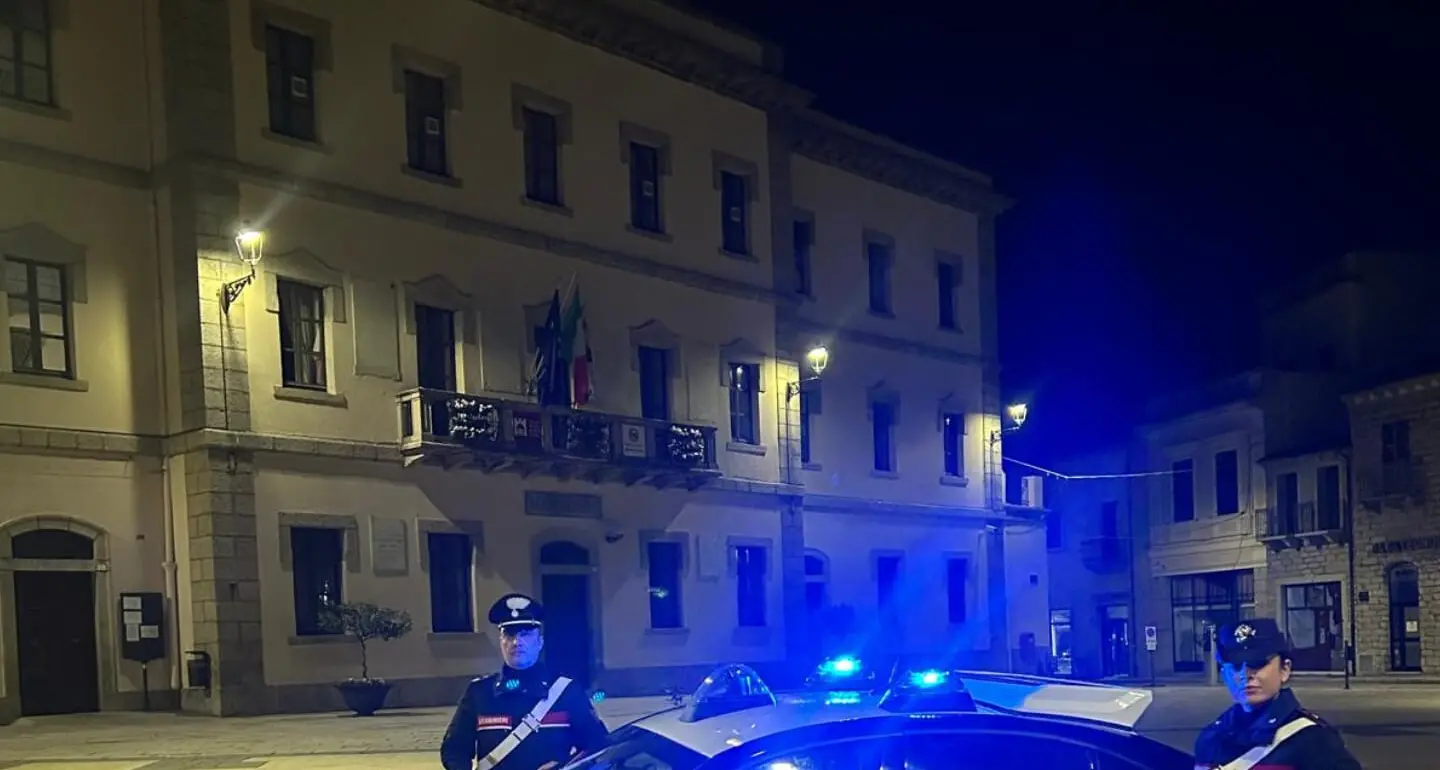 Notte di fuoco a Sassari: auto distrutta da un incendio, si sospetta il dolo