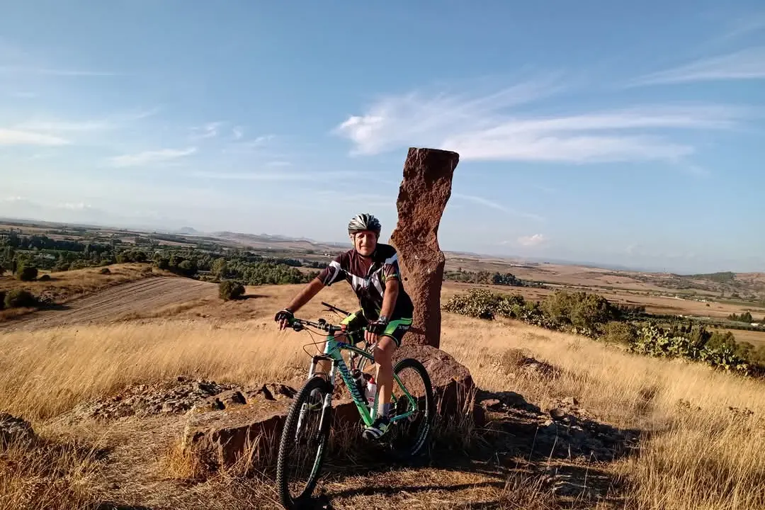 <p>Francesco Medda in sella alla sua mountain bike</p>\\n