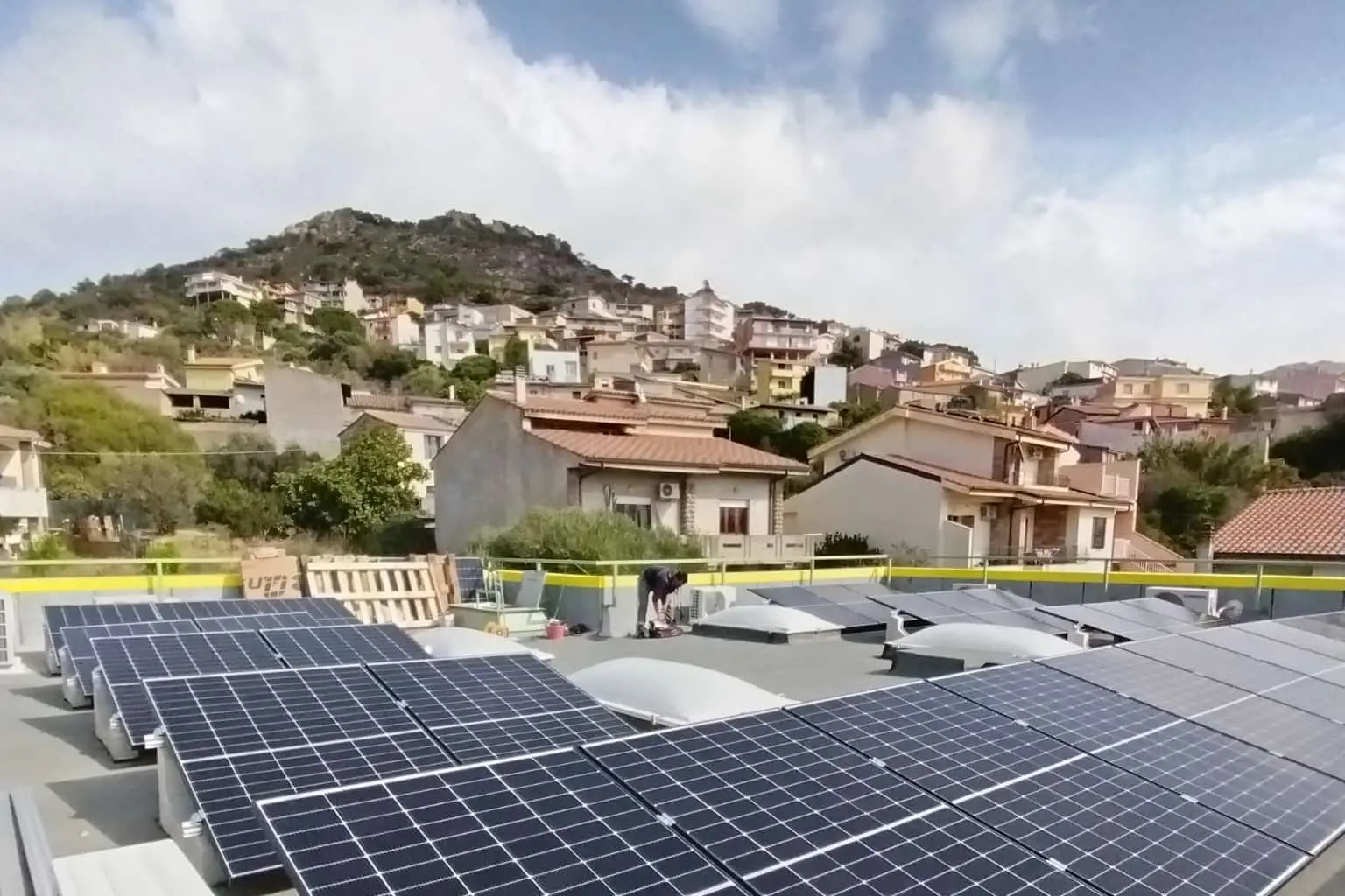 <p>In foto un impianto fotovoltaico installato da Poste Italiane</p>\\n