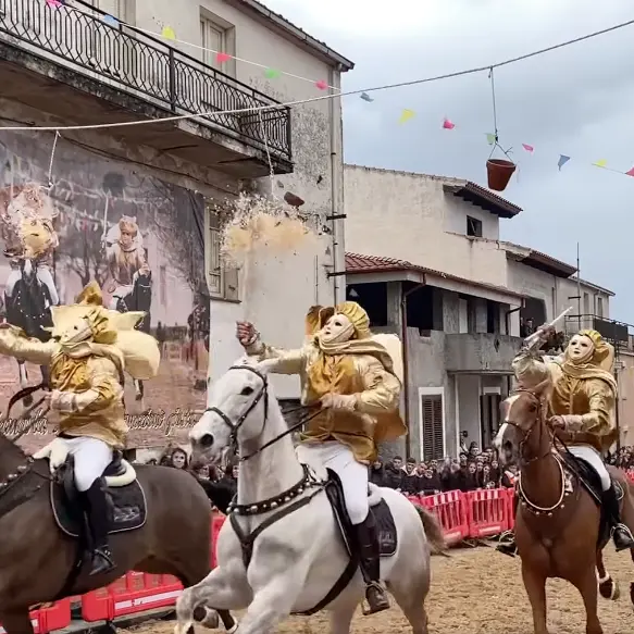 Benetutti celebra il Carnevale con la 14^ edizione della Pentolaccia a Cavallo: sabato 1 marzo