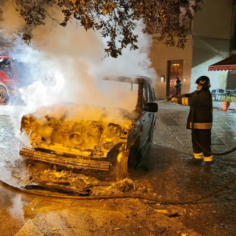Auto distrutte da un incendio nella notte a Bitti: indagini su possibile origine dolosa