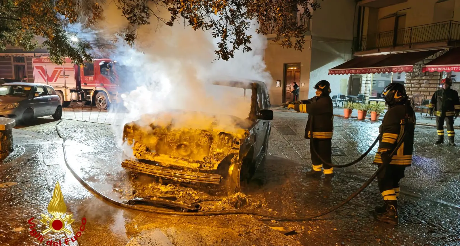 Auto distrutte da un incendio nella notte a Bitti: indagini su possibile origine dolosa