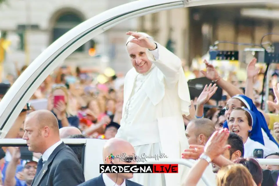 <p>Nella foto di Claudia Giuseppetti: la visita di Papa Francesco in Sardegna (2013)</p>\\n