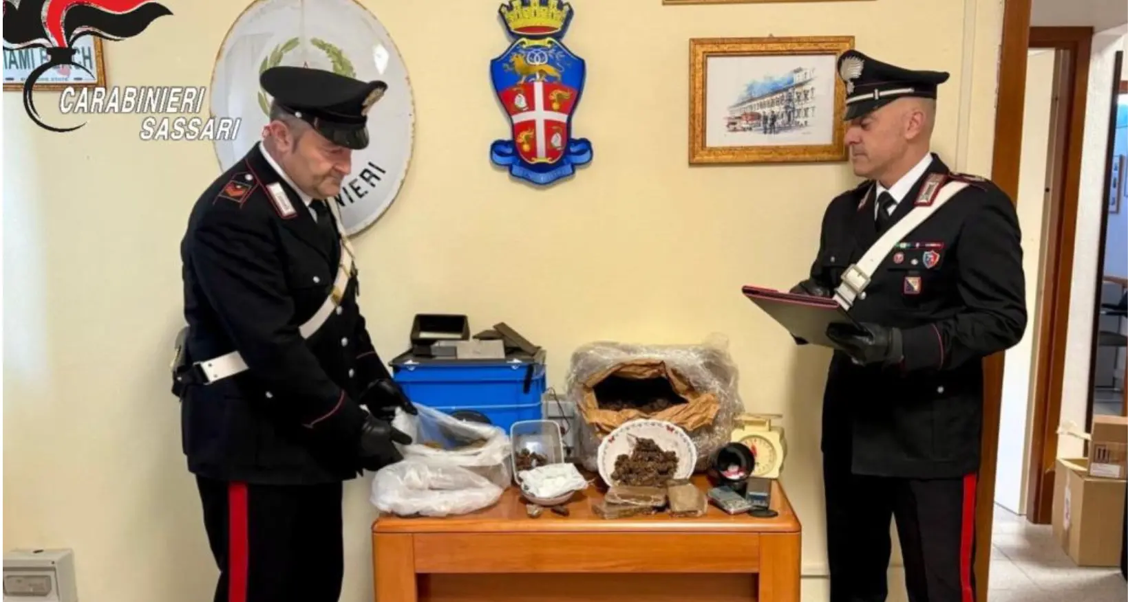 Getta la droga dal finestrino dell’auto alla vista dei Carabinieri: arrestato un uomo di Ozieri