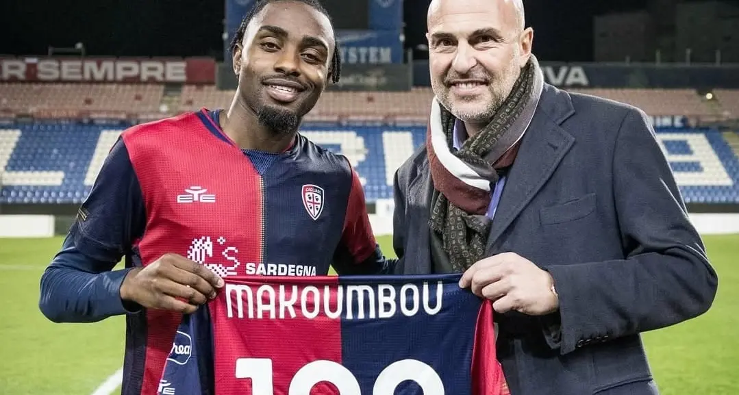 Makoumbou fa 100: il Cagliari omaggia il suo centrocampista