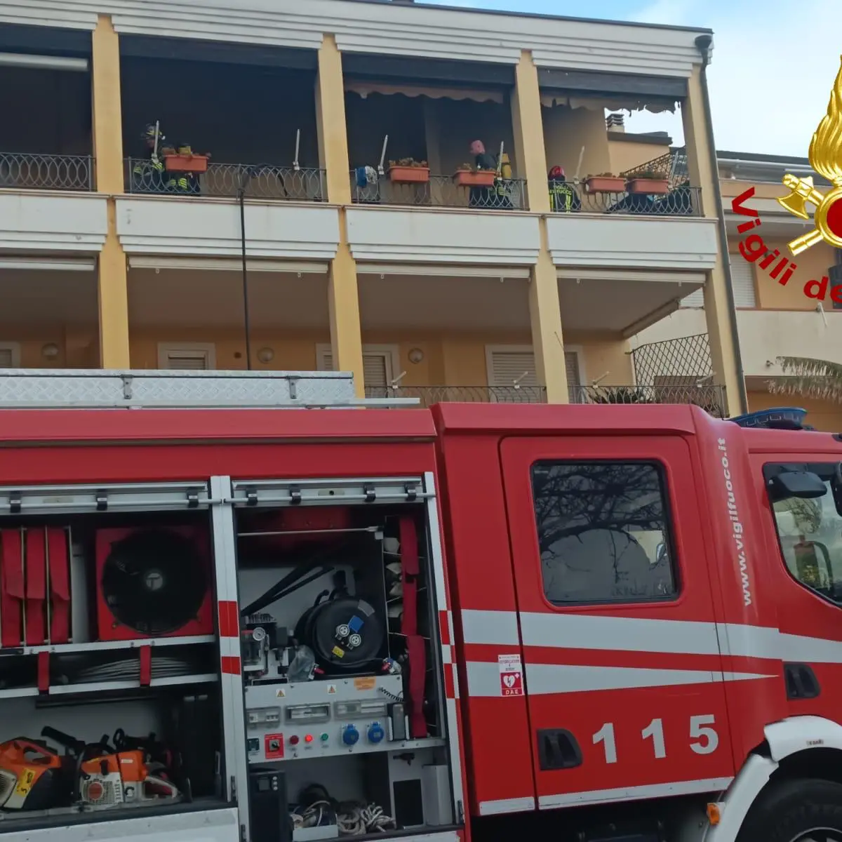 A fuoco una bombola di gas, paura ad Alghero: una persona intossicata