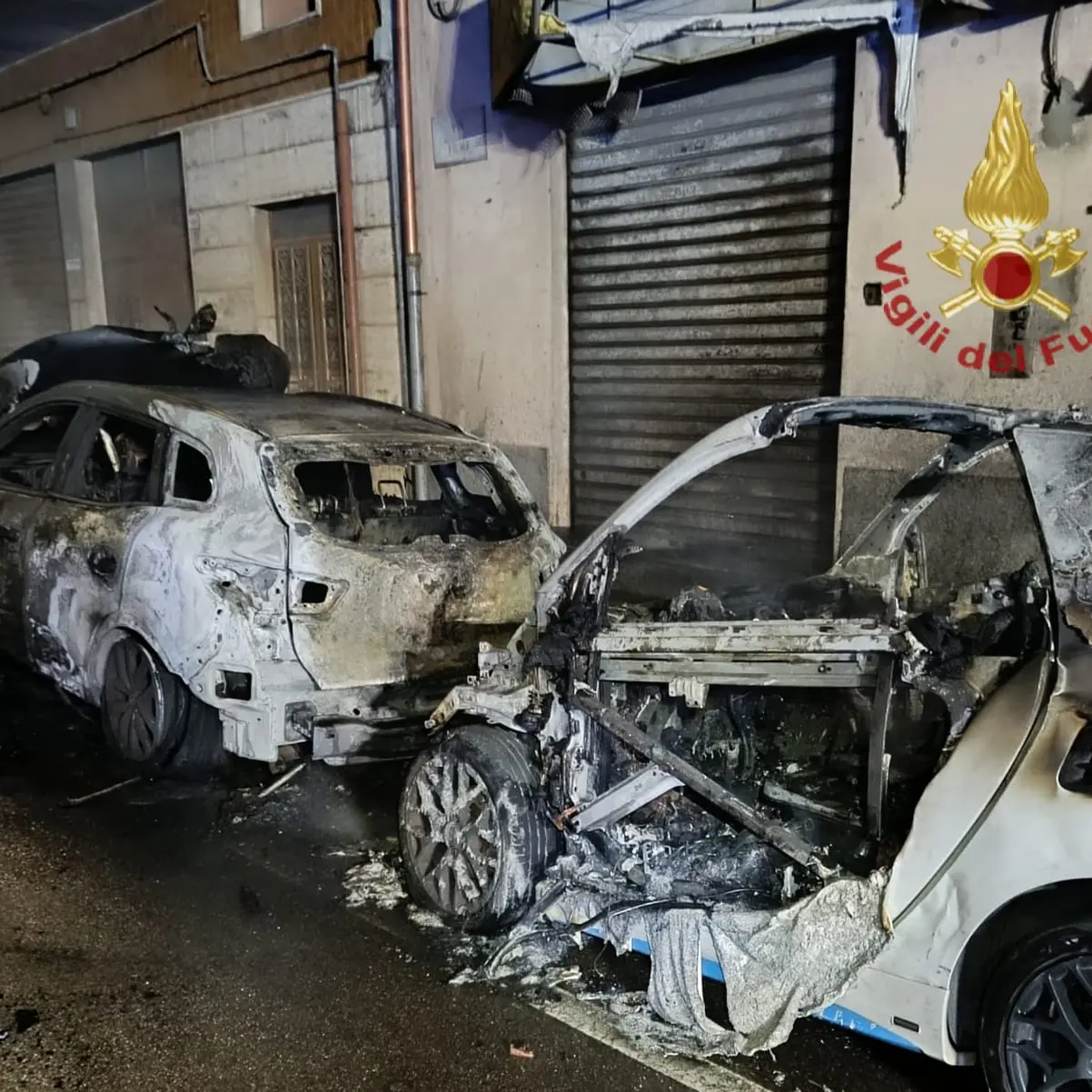 Notte di paura a Quartu Sant'Elena: incendio devasta tre auto