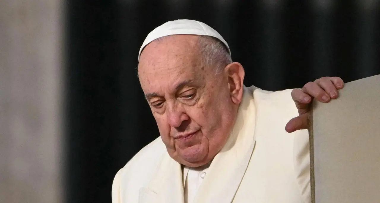 Papa Francesco, \"notte tranquilla\" al Gemelli e \"condizioni stabili\"