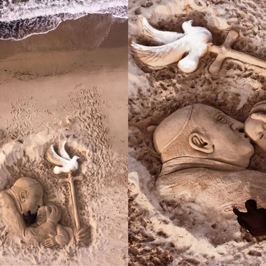 Sardegna in preghiera per Papa Francesco: una scultura di sabbia a Platamona