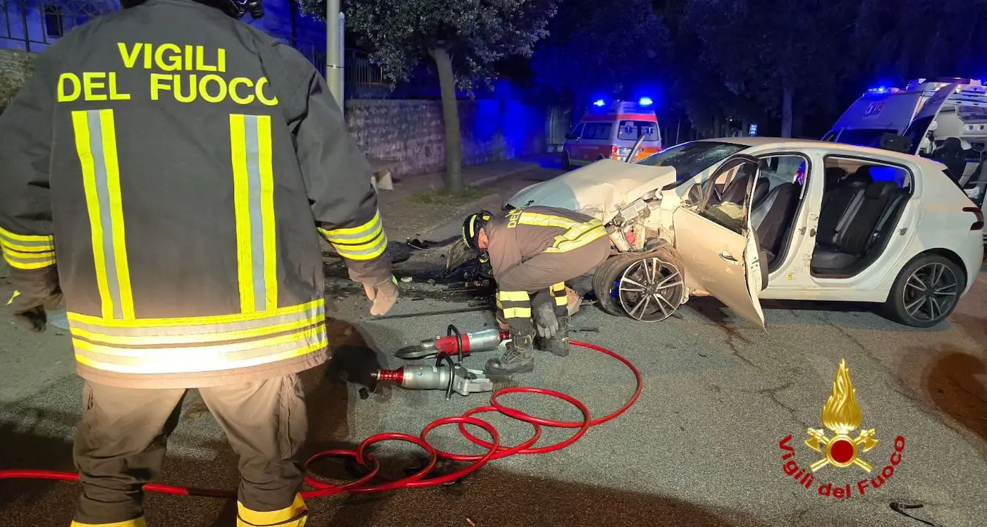 Si schianta con l'auto contro un albero a Orani, uomo in gravi condizioni