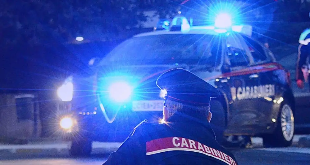 Ubriaco perde il controllo dell’auto e si schianta sulla rotatoria a Gonnesa: denunciato