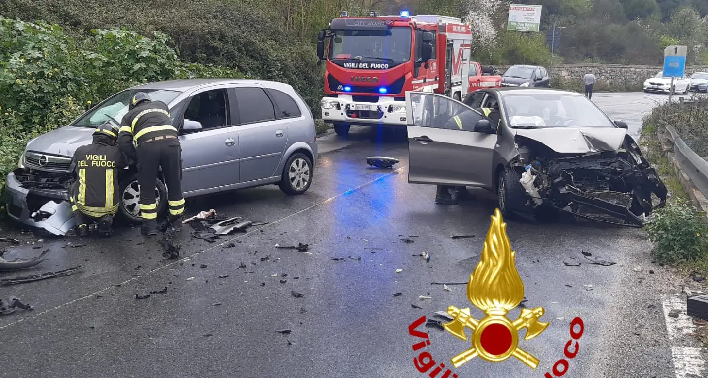 Incidente a Nuoro: scontro tra due auto a causa di una macchia di gasolio