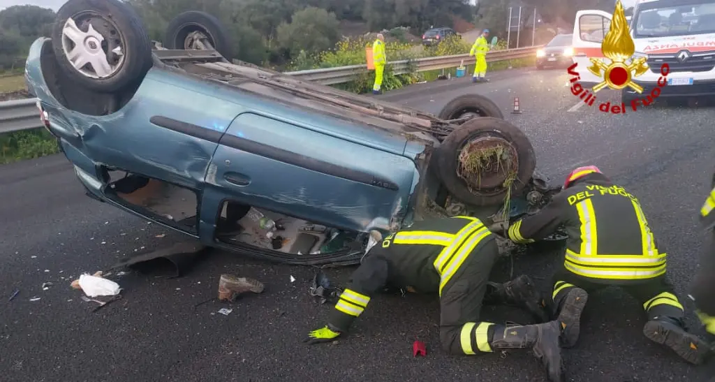 Incidente sulla SS 131: auto si ribalta vicino Santa Cristina