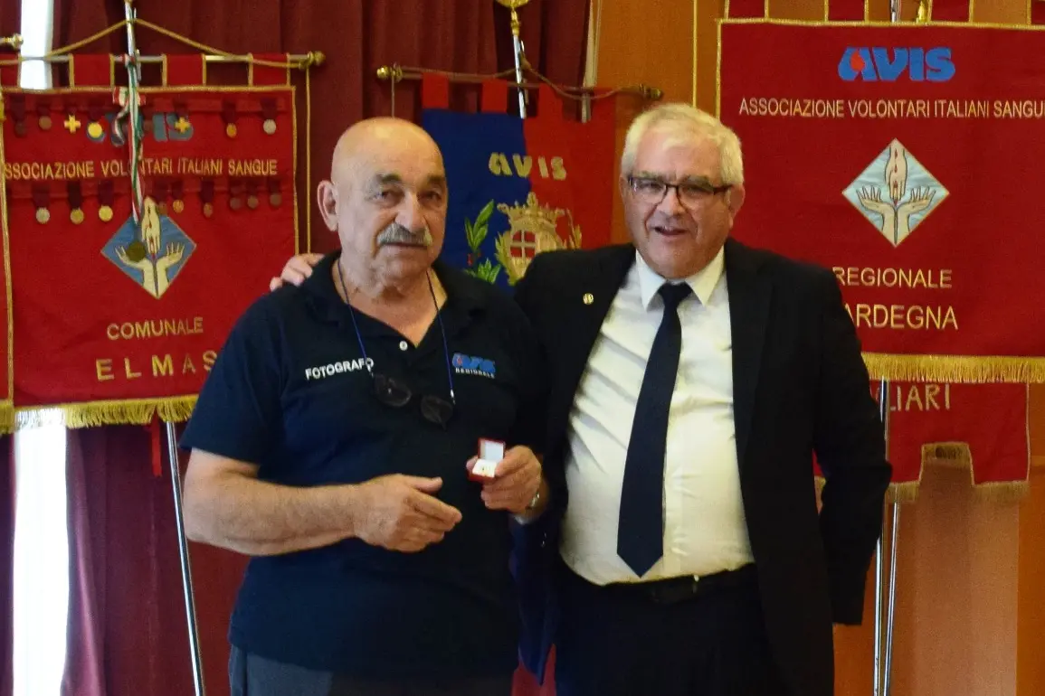 <p>Il neo presidente dell\\'Avis di Nulvi, Sergio Ruiu con il presidente dell\\'Avis Regionale Sardegna, Vincenzo Dore</p>\\n