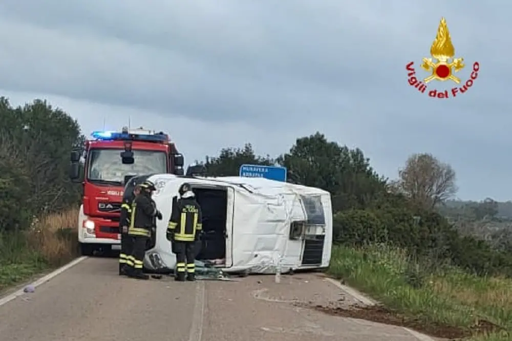 Incidente sulla SS125 a Muravera: camper si ribalta, sei coinvolti