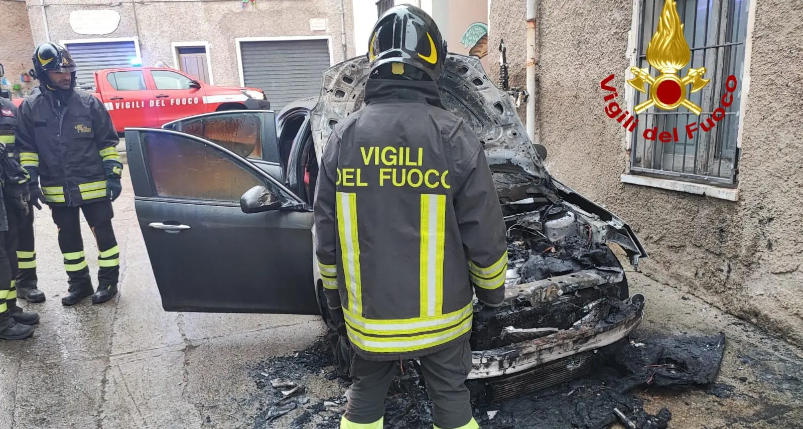 Vigili del Fuoco fuori servizio intervengono per un'auto in fiamme a Bitti