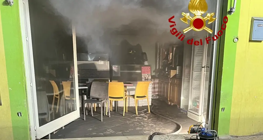 Cortocircuito e fiamme in una pizzeria a Dorgali: pompiere fuori servizio scongiura disastro