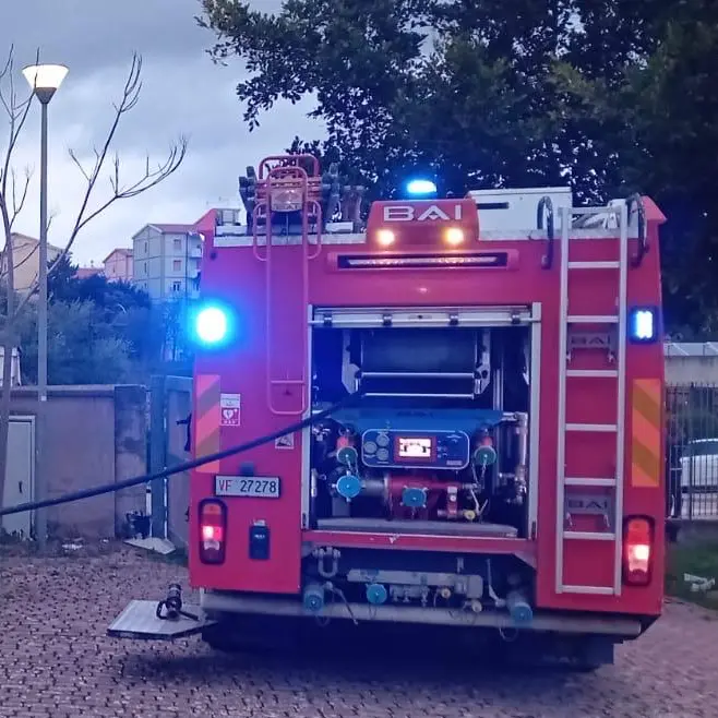 Vecchio asilo in fiamme a Sassari: Vigili del Fuoco intervengono a Carbonazzi