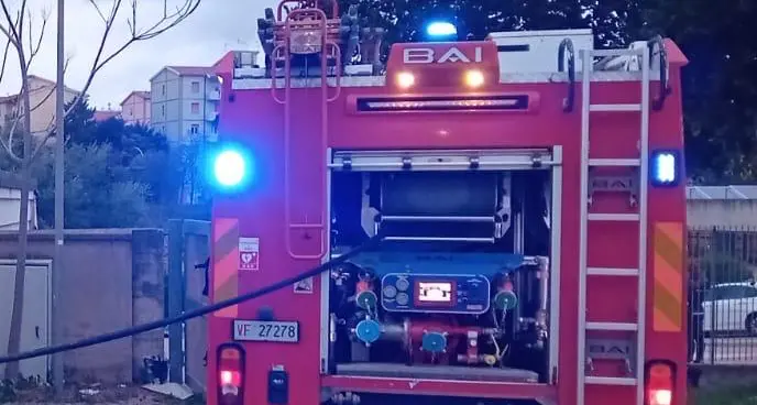 Vecchio asilo in fiamme a Sassari: Vigili del Fuoco intervengono a Carbonazzi