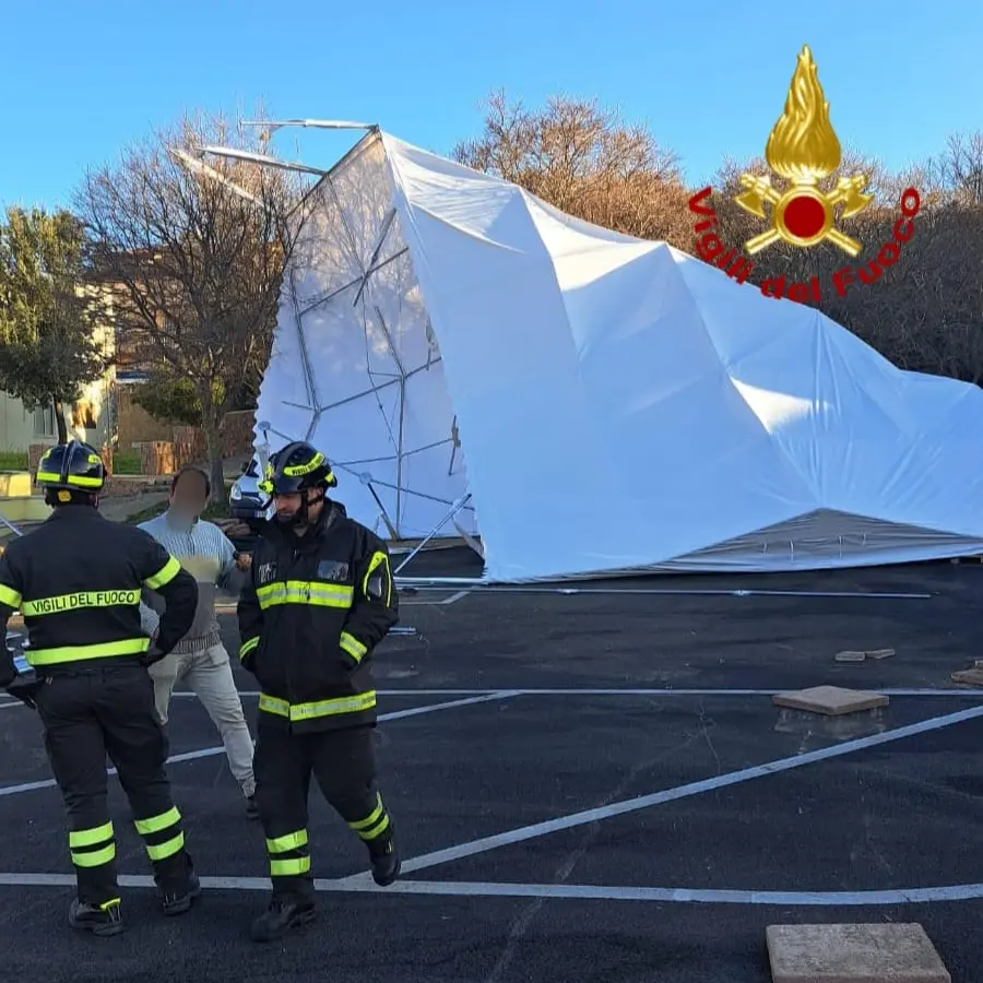 Emergenza vento, tensostruttura ribaltata a Trinità d'Agultu: Vigili del Fuoco in azione