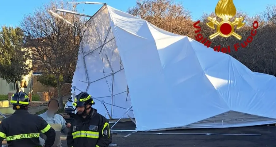 Emergenza vento, tensostruttura ribaltata a Trinità d'Agultu: Vigili del Fuoco in azione