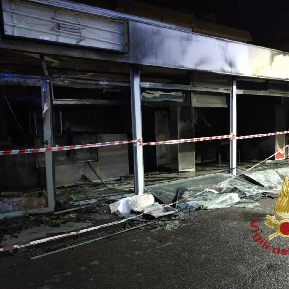 Fiamme nel bar di una stazione di servizio a Pirri, danni ingenti