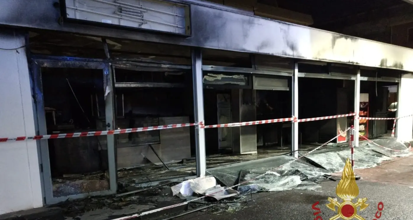 Fiamme nel bar di una stazione di servizio a Pirri, danni ingenti