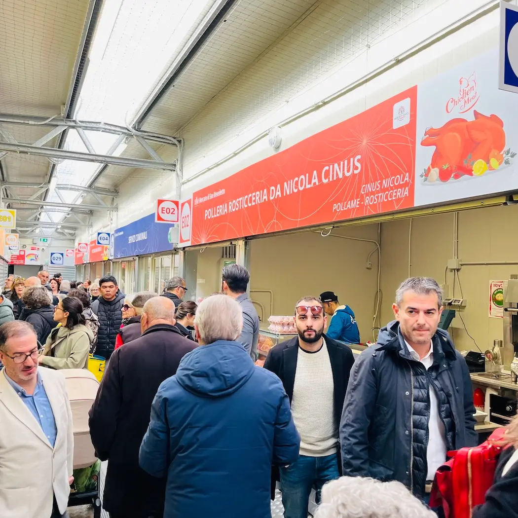 Centinaia in fila a Cagliari per l’apertura del Mercato provvisorio di piazza Nazzari