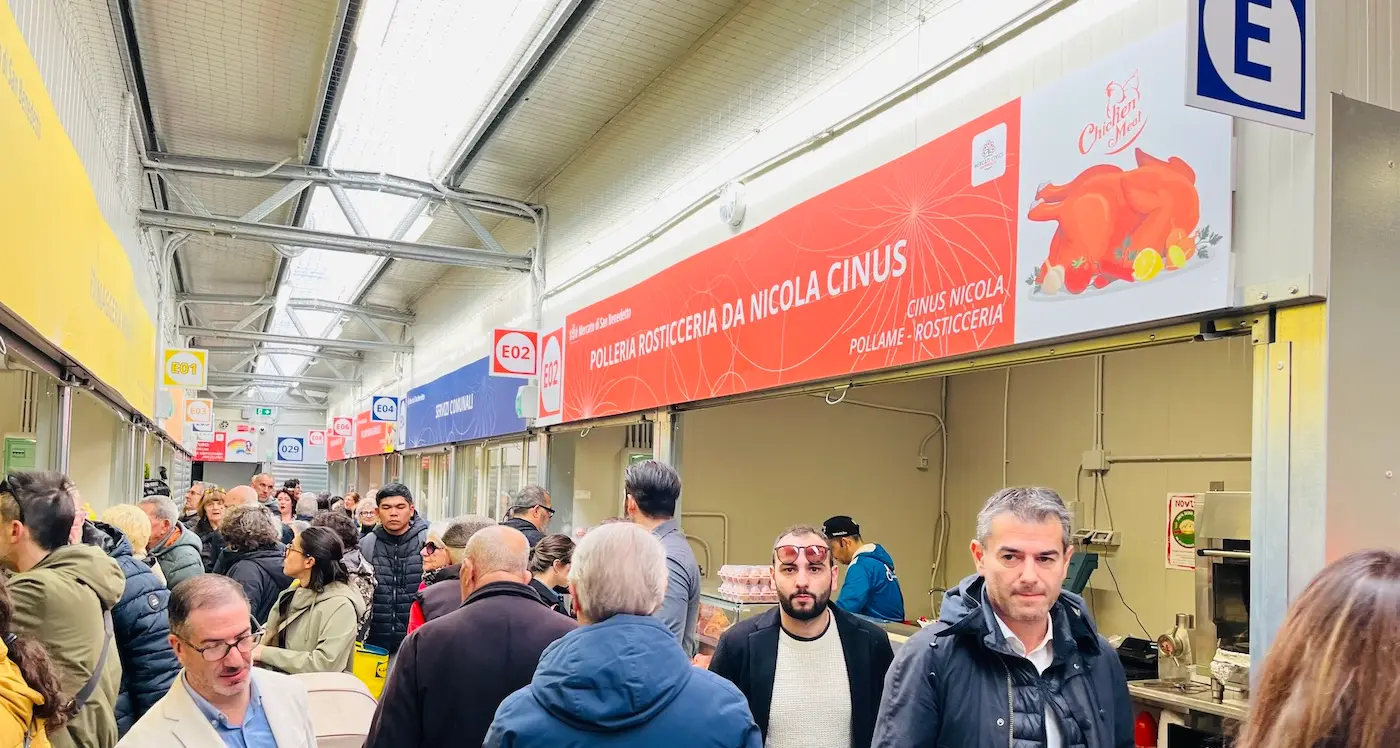 Centinaia in fila a Cagliari per l’apertura del Mercato provvisorio di piazza Nazzari