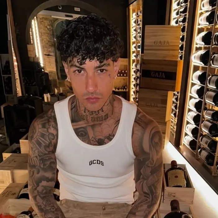 Tony Effe indagato per una violenta rissa a Porto Cervo