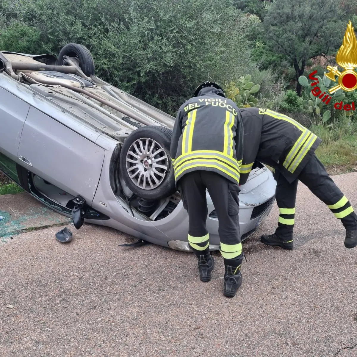 Si ribalta con l'auto sulla Provinciale 27, giovane di Urzulei in codice rosso