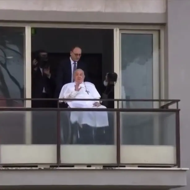 Papa Francesco si affaccia dal Gemelli dopo la malattia: \"Grazie per la vicinanza\"